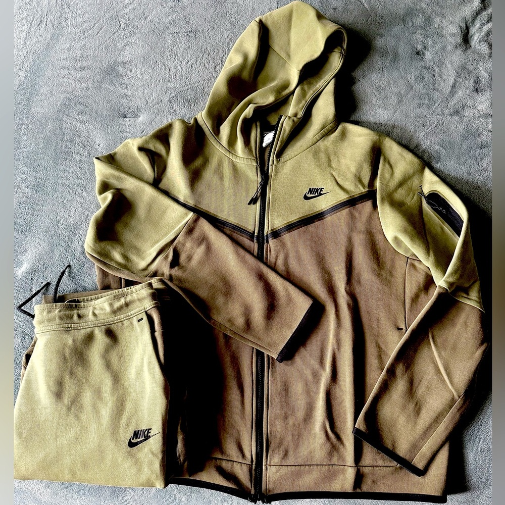 100% Authentic Nike Men’s XL Tech Fleece Jogger Suit
